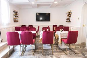 A television and/or entertainment centre at Hotel Cinquantatre