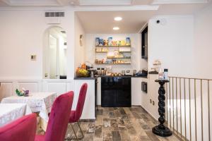A kitchen or kitchenette at Hotel Cinquantatre