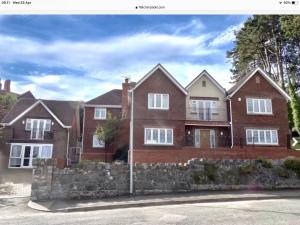 una gran casa de ladrillo con una pared de piedra en The Kings Suite Oak Drive, Colwyn Bay LL29 7YP FIRST FLOOR en Colwyn Bay