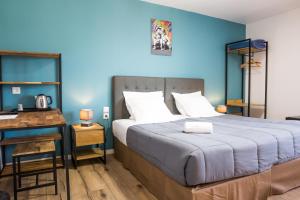Postel nebo postele na pokoji v ubytování Hôtel Les Pieux En Cotentin + 37 fotografií