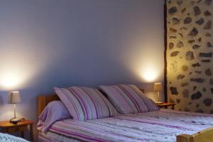 Ένα ή περισσότερα κρεβάτια σε δωμάτιο στο Le Grand Gîte