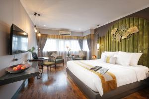 Rúm í herbergi á Hanoi Center Silk Hotel & Travel