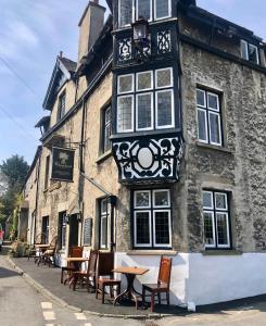 un edificio con un reloj al costado. en The Wheatsheaf at Beetham, en Sandside