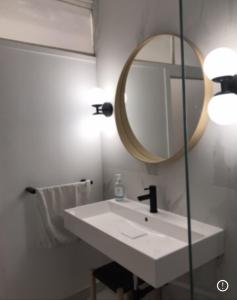 y baño con lavabo y espejo. en PLAZA CABILDO 4, en Sanlúcar de Barrameda
