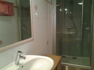 uma casa de banho com um lavatório e um chuveiro em Chambre d'Hôtes La Maison de Barrouze em Salers