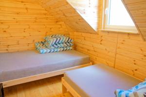 Łóżko lub łóżka w pokoju w obiekcie Domki i Apartamenty Wieleń