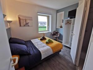a small bedroom with a bed and a window at Treas Glaz in Plouescat