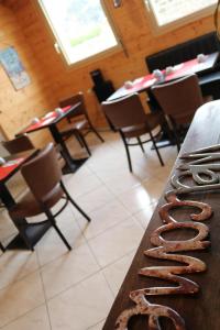 een rij hotdogs op een tafel in een restaurant bij TREAS GLAZ in Plouescat