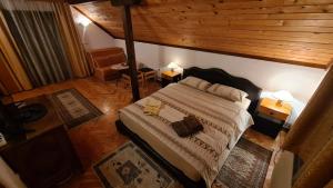 an overhead view of a bedroom with a bed at Vila Djordjevic - Priroda vas okruzuje in Brus