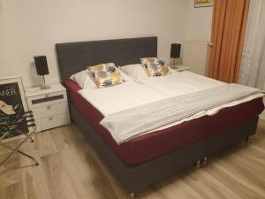Postel nebo postele na pokoji v ubytování Hotel Eigelstein