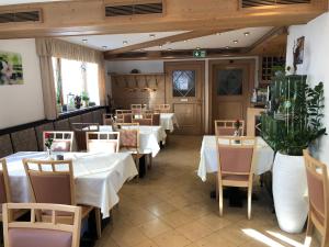 En restaurang eller annat matställe på Hotel u. Restaurant Goldener Greifen