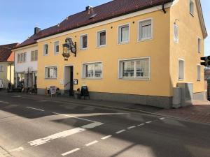 un edificio amarillo al lado de una calle en Hotel u. Restaurant Goldener Greifen, en Donauwörth