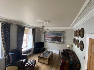 sala de estar con sofá y mesa en Clan Young Suite Apartment-LUXURY CENTRAL GETAWAY!!, en Berwick-Upon-Tweed