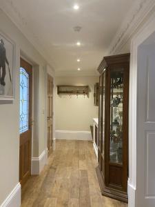 un pasillo de una casa con una habitación con una puerta de cristal en Clan Young Suite Apartment-LUXURY CENTRAL GETAWAY!!, en Berwick-Upon-Tweed