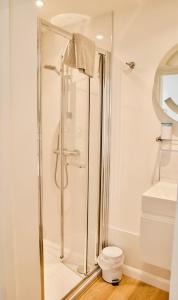 eine Duschkabine im Bad mit WC in der Unterkunft Malvern Holiday- Garden Flat in Great Malvern + 7 Fotos