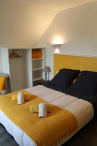 een slaapkamer met een groot bed en handdoeken bij TREAS GLAZ in Plouescat