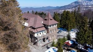 Nespecifikovaný výhled na hory nebo výhled na hory při pohledu z hotelu