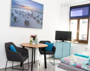 a small room with a table and chairs and a bed at Ferienwohnung am Alten Hafen in Wismar