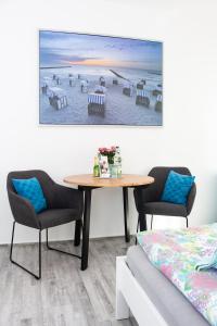 a room with a table and two chairs and a bed at Ferienwohnung am Alten Hafen in Wismar