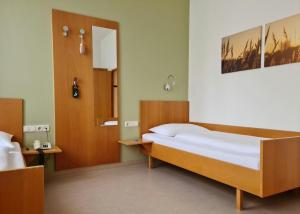 Hotel Viktor في Viktorsberg: غرفة نوم بسرير ومرآة