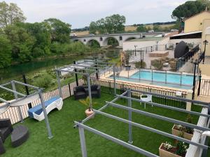 Bazén v ubytování Hôtel restaurant Mon Auberge nebo v jeho okolí