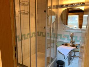 a bathroom with a shower and a sink at Hotel Garni Siedlerstube in Nürtingen