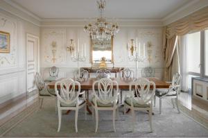 uma sala de jantar com uma mesa e cadeiras e um lustre em Four Seasons Hotel Ritz Lisbon em Lisboa