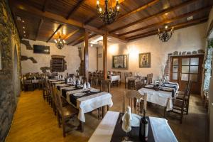 a restaurant with tables and chairs in a room at Hotel Casa Beletri in Béjar