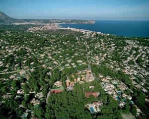 an aerial view of a city with houses and the ocean at 0301 Villa Maracuya in Balcon del Mar