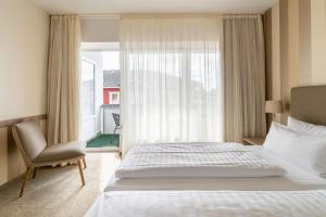 A bed or beds in a room at Hotel am Schlosspark garni