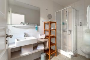 Koupelna v ubytování Hotel am Schlosspark garni + 37 fotografií