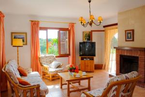 卡拉蒙卓戈的住宿－Finca Torrent Des Jai，带沙发和壁炉的客厅