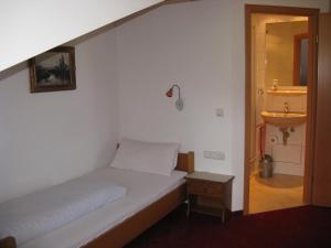 Postel nebo postele na pokoji v ubytování Alpenhotel Allgäu
