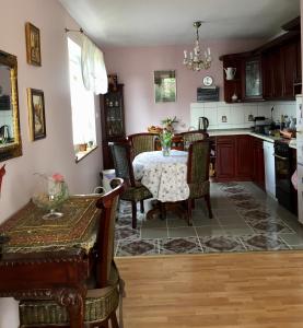 uma cozinha com mesa e cadeiras e uma sala de jantar em Dom wypoczynkowy na Kaszubach o niezwyklym klimacie em Sierakowice