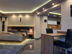 Posezení v ubytování The Jakuzzi Room Miskolctapolca