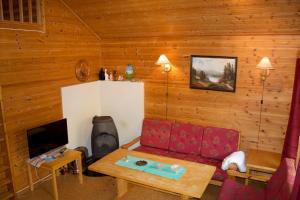 a living room with a couch and a table at Hjelledalen Hyttesenter in Hjelle