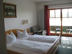 Postel nebo postele na pokoji v ubytování Alpenhotel Allgäu