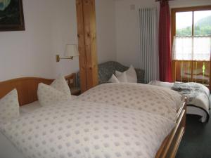 Postel nebo postele na pokoji v ubytování Alpenhotel Allgäu