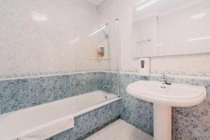 卡爾達斯德雷斯的住宿－PENSIÓN AUGAS QUENTES，浴室配有盥洗盆、卫生间和浴缸。