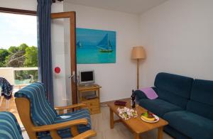 Część wypoczynkowa w obiekcie Apartamento Playa Dor 14
