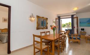 Telewizja i/lub zestaw kina domowego w obiekcie Apartamento Playa Dor 14