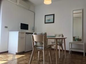 a kitchen and dining room with a table and chairs at Villa Filiberta in Grado