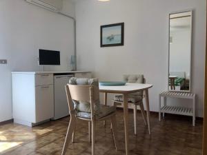 a kitchen and dining room with a table and chairs at Villa Filiberta in Grado