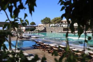Bazén v ubytování Almyra Resort nebo v jeho okolí
