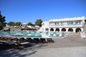 Bazén v ubytování Almyra Resort nebo v jeho okolí