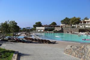 Bazén v ubytování Almyra Resort nebo v jeho okolí