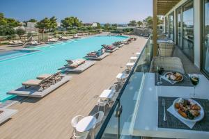Bazén v ubytování Almyra Resort nebo v jeho okolí