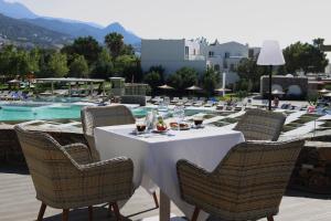 Bazén v ubytování Almyra Resort nebo v jeho okolí