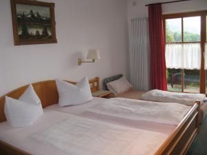 Postel nebo postele na pokoji v ubytování Alpenhotel Allgäu