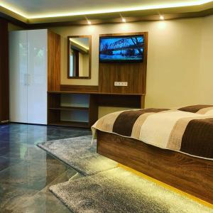 Posteľ alebo postele v izbe v ubytovaní The Jakuzzi Room Miskolctapolca